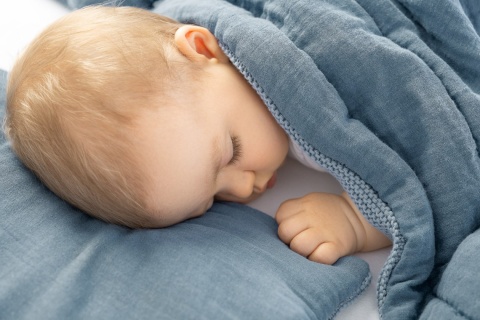 SENSILLO KOMPLET DO ŁÓŻECZKA DZIERGANY Z MUŚLINĄ - NIEBIESKI