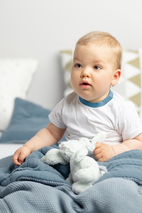 SENSILLO KOMPLET DO ŁÓŻECZKA DZIERGANY Z MUŚLINĄ - NIEBIESKI