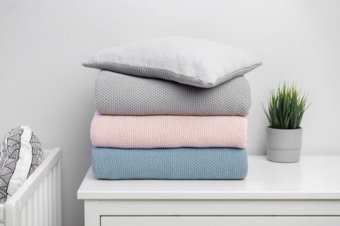 SENSILLO KOMPLET DO ŁÓŻECZKA DZIERGANY Z MUŚLINĄ - NIEBIESKI