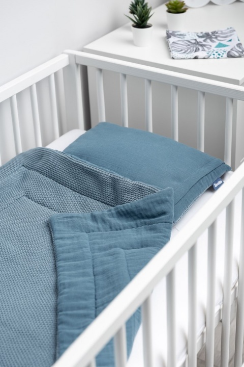 SENSILLO KOMPLET DO ŁÓŻECZKA DZIERGANY Z MUŚLINĄ - NIEBIESKI