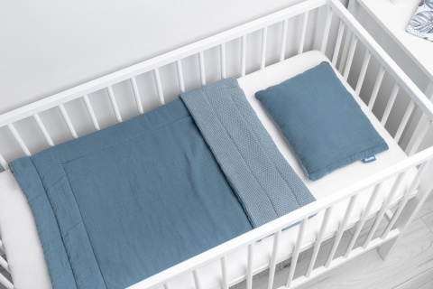 SENSILLO KOMPLET DO ŁÓŻECZKA DZIERGANY Z MUŚLINĄ - NIEBIESKI