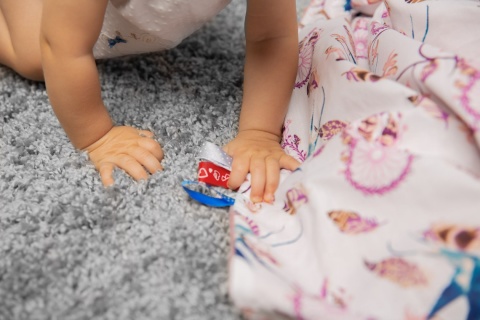 Lekki kocyk Minky 75x100cm Sensillo - GRANAT/KROPKI