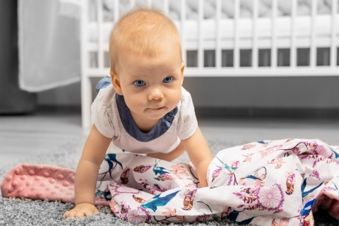 Lekki kocyk Minky 75x100cm Sensillo - SZARY KWIATY