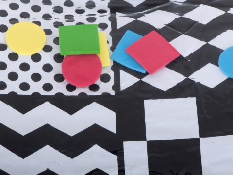 Mata wodna sensoryczna dmuchana dla niemowląt kontrastowa czarno-biała szachownica XXL 65x50 cm