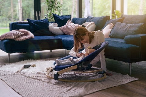 MoMi LUMIWOOD Leżaczek bujaczek z wibracjami i muzyką - Navy