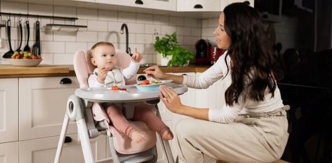 MoMi Luxuria krzesełko do karmienia z kółkami 2w1 - Ciemnoszare