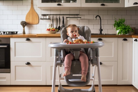 MoMi Luxuria krzesełko do karmienia z kółkami 2w1 - Ciemnoszare