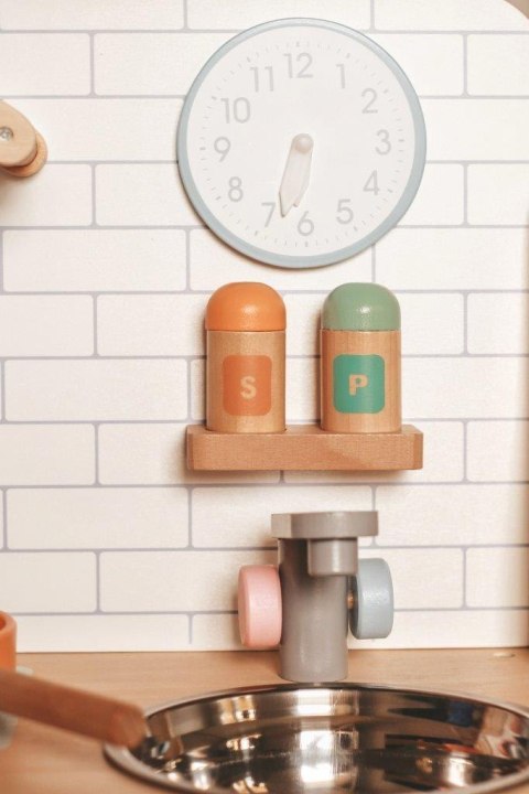 Drewniana kuchnia z akcesoriami