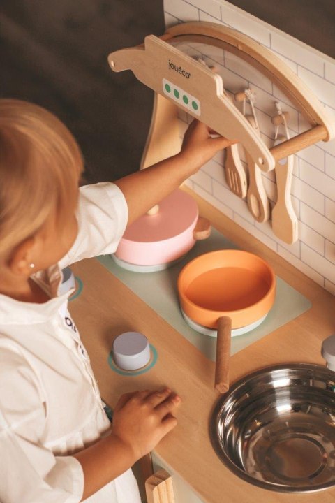 Drewniana kuchnia z akcesoriami