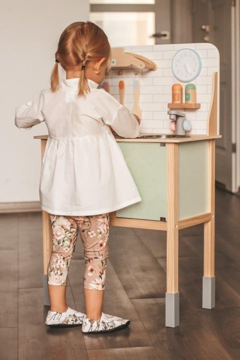 Drewniana kuchnia z akcesoriami