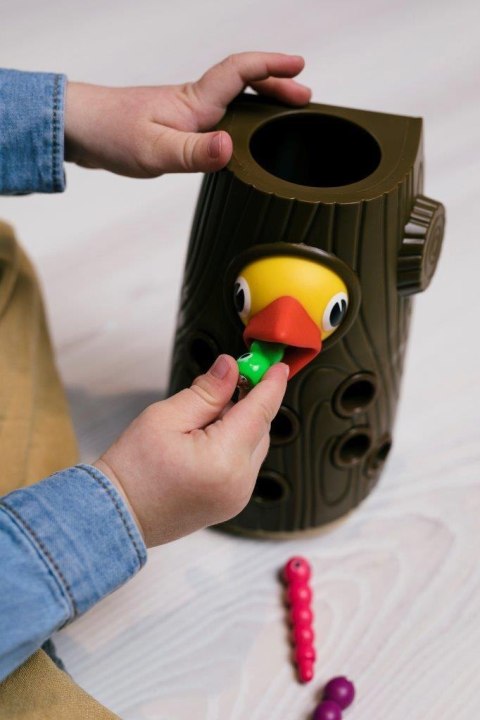 Magnetyczna dziupla z pisklętami