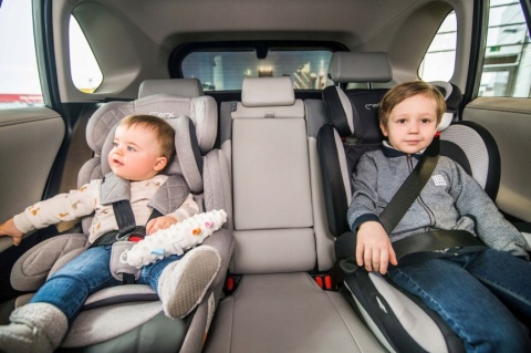 MoMi AXO Fotelik samochodowy 9-36 kg - Kropki