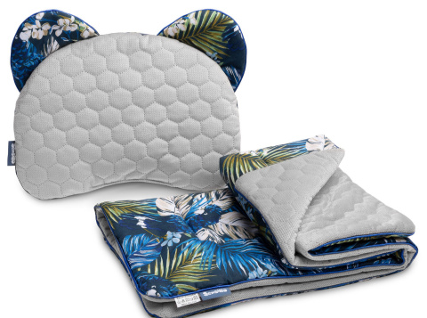 Sensillo Komplet Velvet do wózka kołyski łóżeczka - poduszka Miś + kocyk - NIEBIESKI PAPUGI