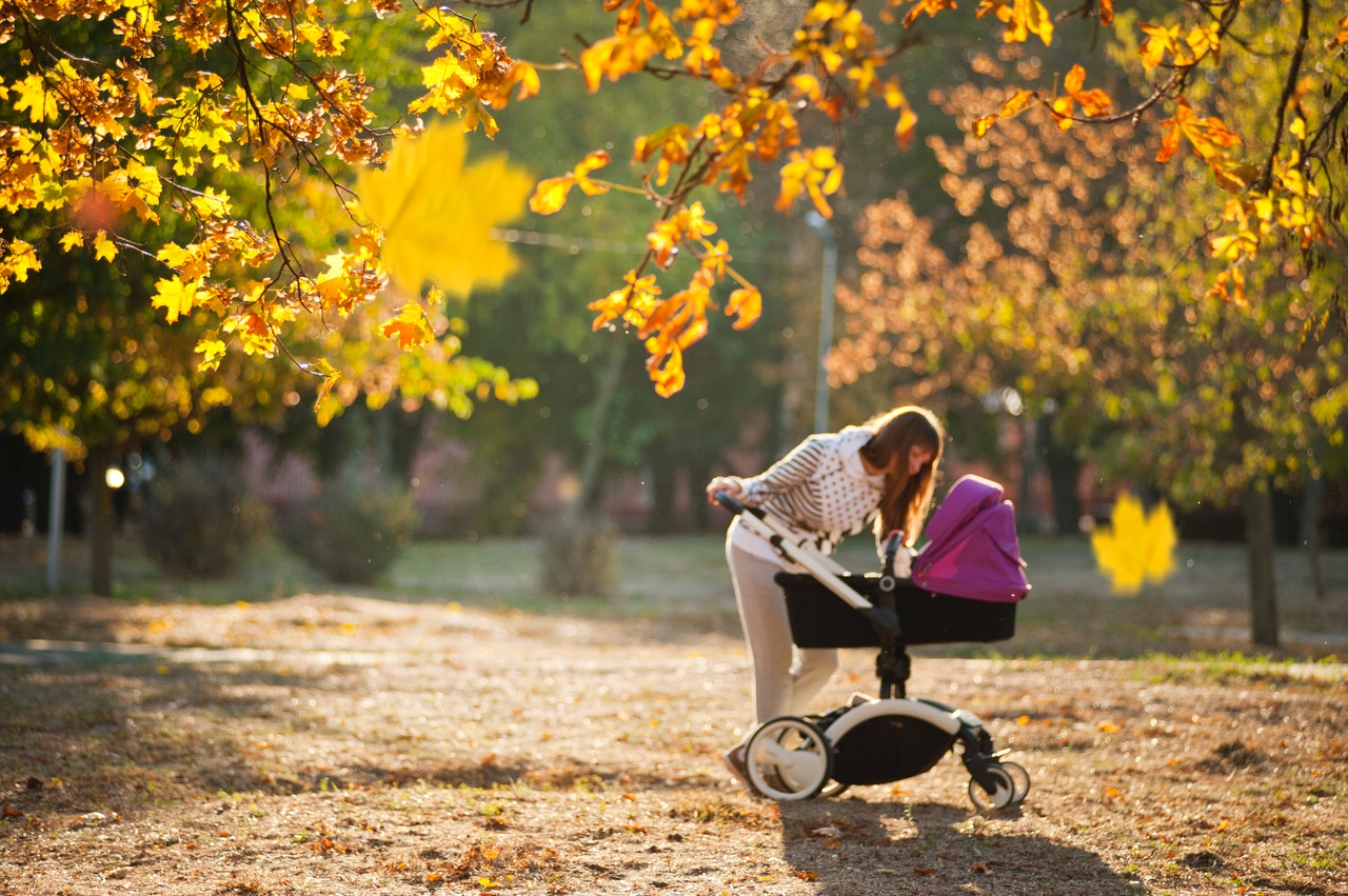Wózek na jesień – jak wybrać wózek dla dziecka, które urodzi się jesienią?
